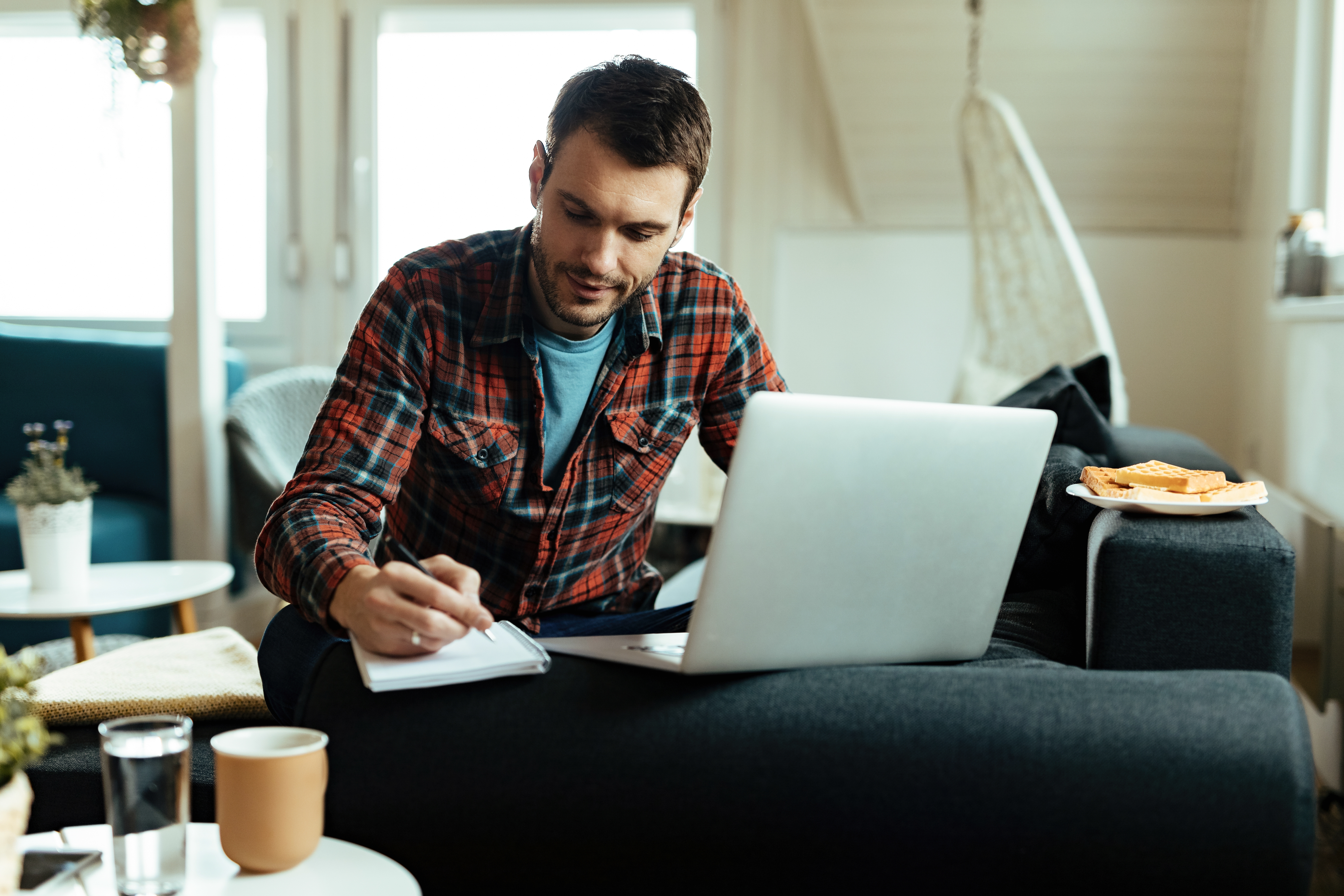 Homem redator freelancer no notebook