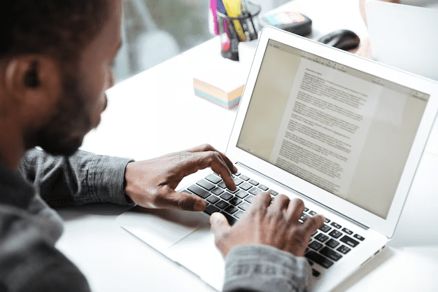 homem editando texto em um notebook