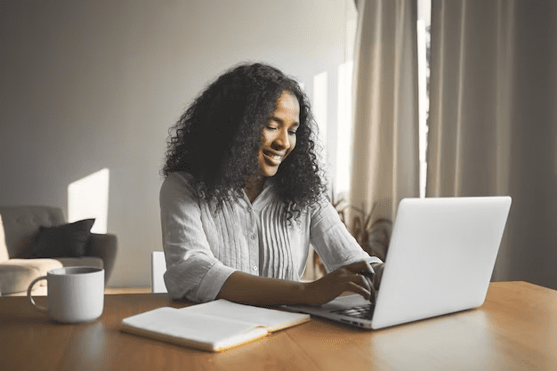 mulher trabalhando em home office como redatora