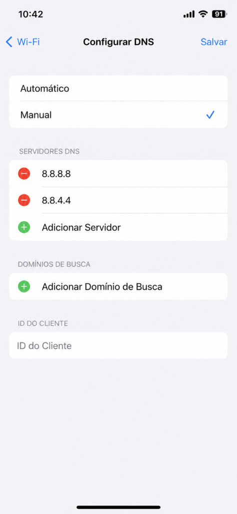 Tela de Wi-Fi do iPhone na opção Configurar DNS em modo Manual com os servidores 8.8.8.8 e 8.8.4.4 adicionados